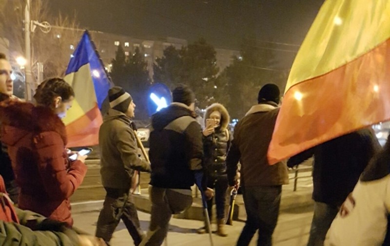 Imagini de la proteste: Un bărbat cu piciorul amputat a protestat în cârje la Ploiești