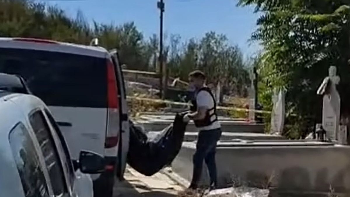Cinci saci cu oseminte, găsiți în urma unor noi săpături într-o criptă falsă din Cimitirul Strehăreț, Slatina. Sursă foto: Captură ecran Facebook/ Mario de Mezzo