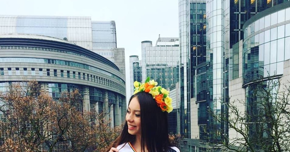 O piteşteancă, desemnată Miss Friendship la un concurs de frumuseţe din China. A defilat în costumul popular al bunicii ei