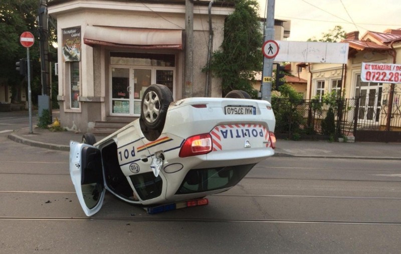 Polițist răsturnat cu mașina, în Bihor. De ce a ajuns agentul cu autospeciala Poliției în șanț