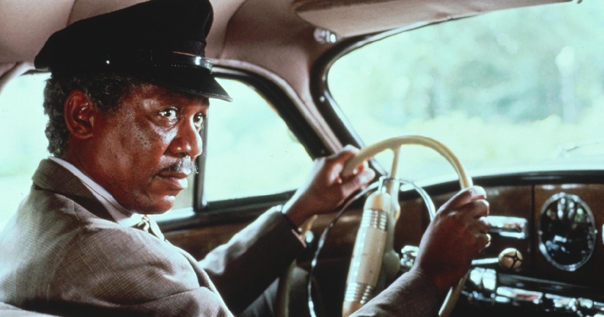Morgan Freeman în timp ce conduce o mașină în filmul Driving Miss Daisy