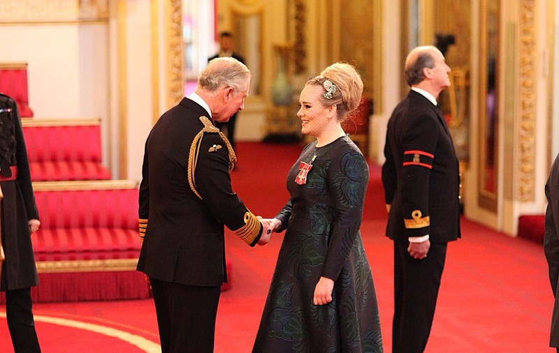 Adele a fost decorată de către Prinţul Charles