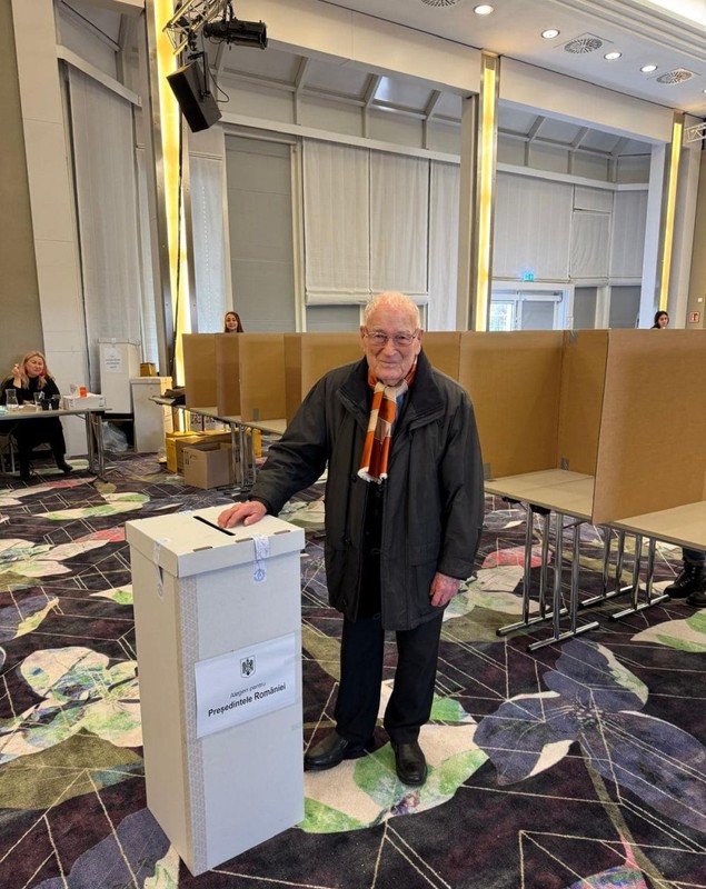 Imagini cu românii care au votat în diaspora la alegerile prezidențiale. Cel mai vârstnic alegător are 100 de ani