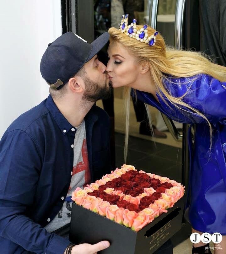 Lora și iubitul ei, în cea mai romantică ipostaza