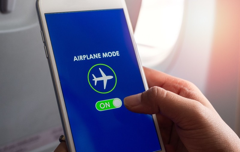 O persoană care a activat modul avion pe telefon 