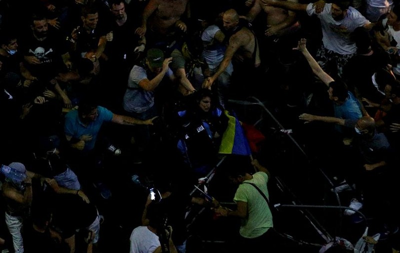 EXCLUSIV/ Momentul în care jandarmerița bătută este scoasă din mulțime și merge singură. ”Fraților, unde dracu' m-ați dus!” - VIDEO
