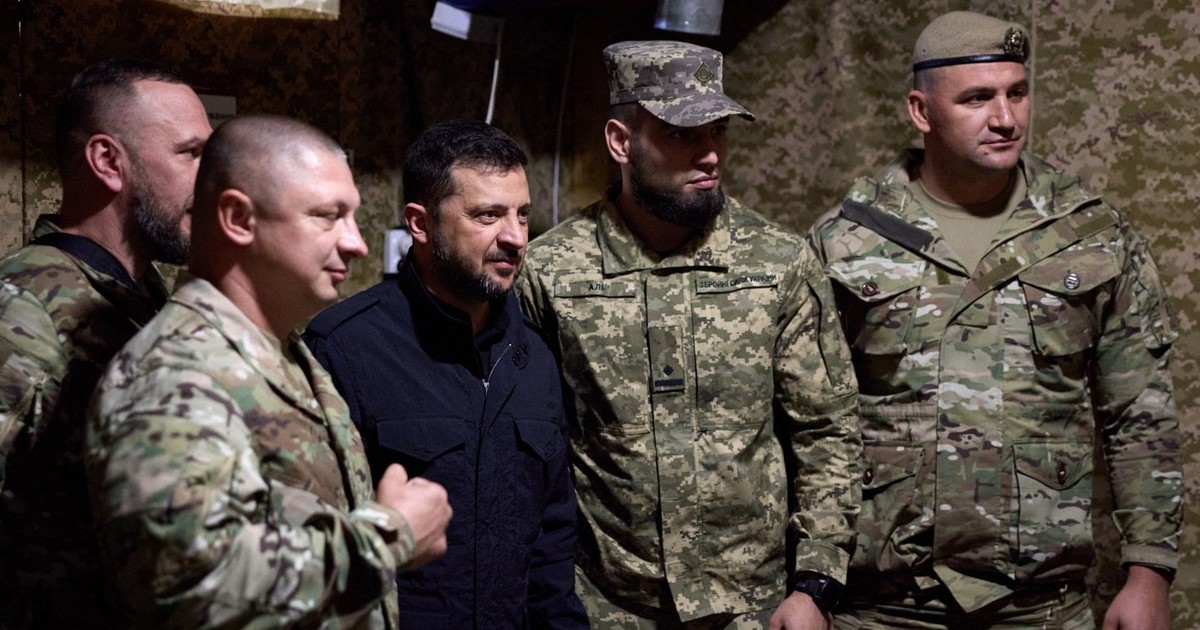 Volodimir Zelenski, îmbrăcat în negru, alături de soldați ucraineni Foto: Profimedia