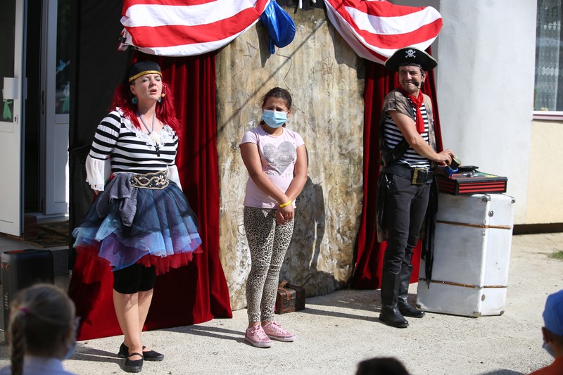 Actorii de la Teatro Blu au suportat cu stoicism arşiţa
