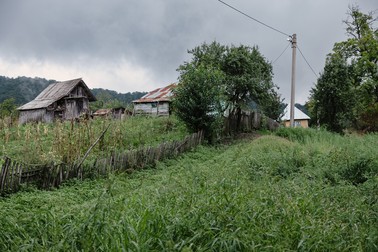 Satul are multe case nelocuite