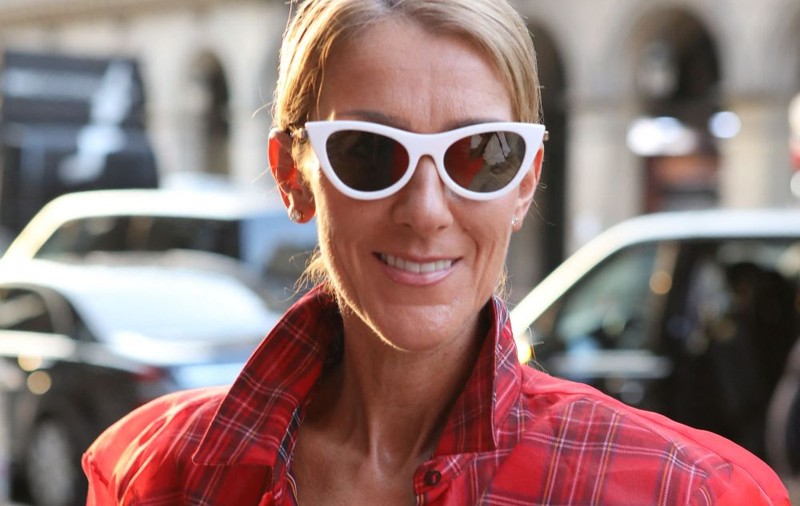 FOTO | Celine Dion, în costum de baie pe străzile din Paris. Ținutele îndrăznețe purtate de cântăreață