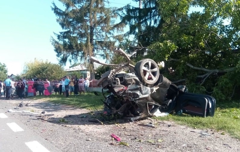 VIDEO | Doi bărbați au murit după un accident în Dâmbovița. Mașina în care se aflau s-a transformat într-un morman de fiare