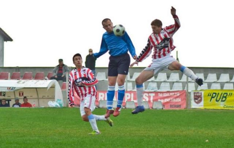 O echipă de juniori a demolat o formație de seniori cu 14-2! / VIDEO