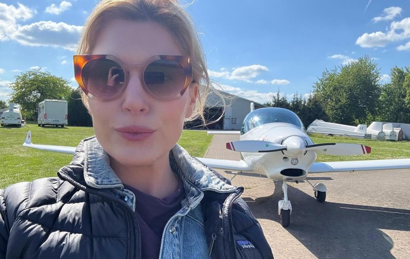 Un iPhone 16 Pro a căzut din avion și a „supraviețuit” aventurii. În ce stare a fost găsit apoi de proprietar