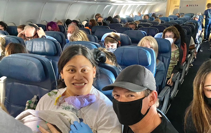 Bebeluș născut în avion. Mama a fost asistată de personal medical aflat printre pasageri