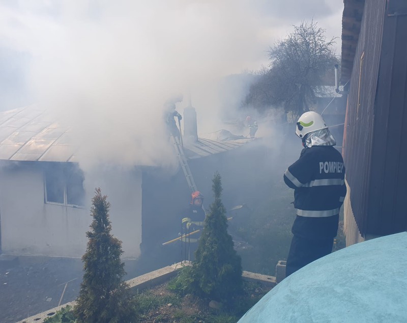 Incendiu la Mănăstirea Tarnița din județul Vrancea. Pompierii au intervenit cu două echipaje
