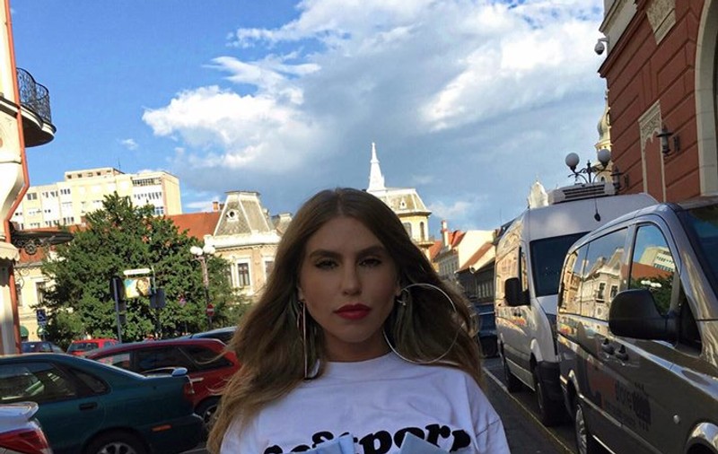 Corina, sexy și obraznică la fereastră. Cum s-a afișat artista