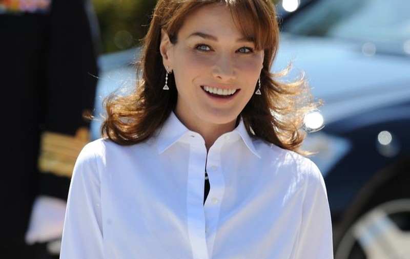 Carla Bruni se mândreşte cu cea mai frumoasă pălărie