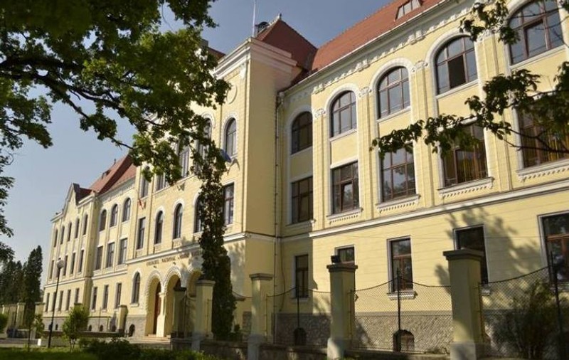 Directoarea liceului din Turda care i-a permis unui interlop să le predea matematică elevilor a fost demisă