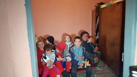Poză de familie, în dormitorul mare. Lipsește Marcel, care era plecat la muncă