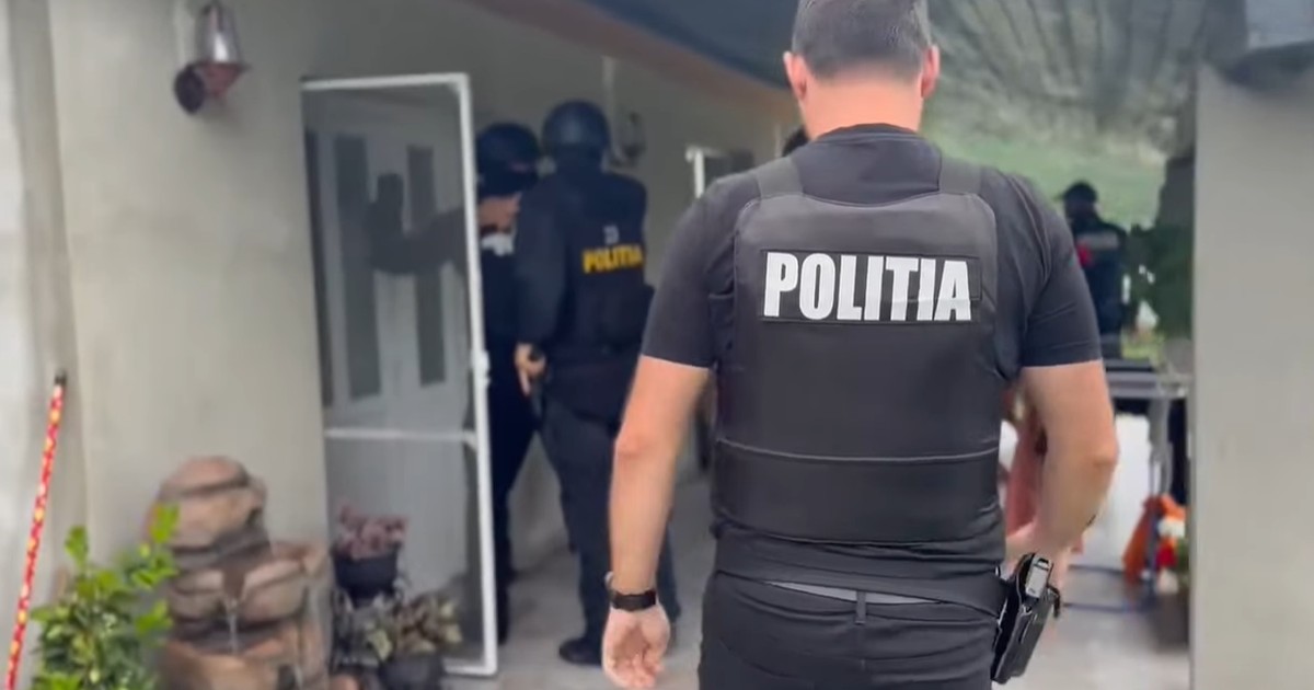 Polițiștii fac percheziții la rudele fugarului criminal din Mureș, Emil Gânj, iulie 2025