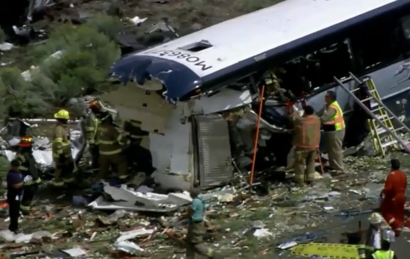 O gravidă care a supraviețuit unui accident groaznic de autobuz a născut gemeni câteva ore mai târziu