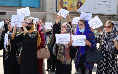 Activiste, la un protest în Kabul, pentru respectarea drepturilor fundamentale.