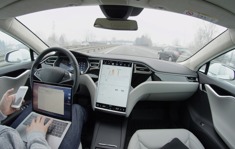 Funcția Autopilot a mașinilor Tesla, implicată în 13 accidente mortale. Compania, vizată de o nouă anchetă a autorităților americane