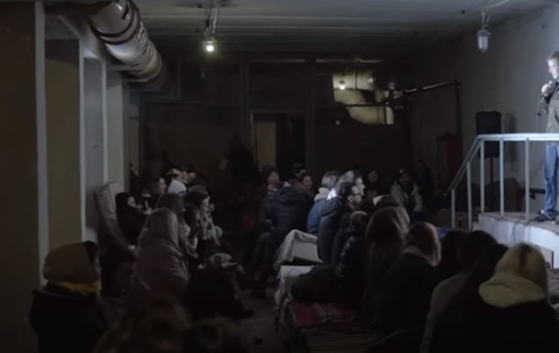 „Noi o să râdem la urmă!”. Spectacol de stand-up într-un adăpost antibombă din Sumî