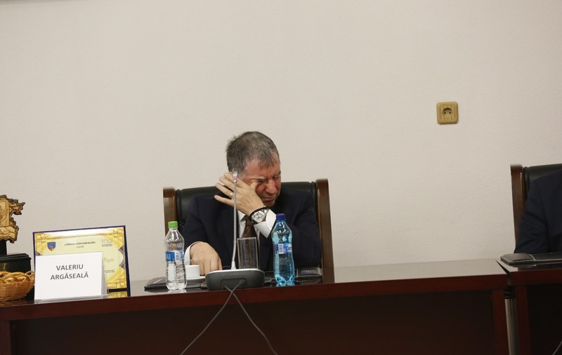 GALERIE FOTO/ Valeriu Argăseală a izbucnit în plâns când a primit placheta de cetățean de onoare al Buzăului. Aceeași distincție a primit-o și Ilie Năstase