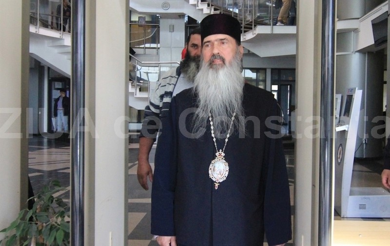 IPS Teodosie a fost jefuit de un om al străzii. Suspectul i-a furat un medalion prețios