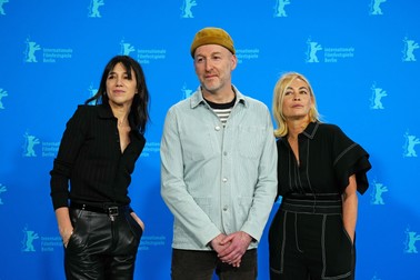 Actrițele franceze Charlotte Gainsbourg (st.), Emmanuelle Beart (dr.) și regizorul francez Mikhael Hers pozează în timpul unui photocall pentru „Les Passagers de la Nuit” (Pasagerii nopții) la cea de-a 72-a ediție anuală a Festivalului Internațional de Film de la Berlin (Berlinale). Foto: EPA