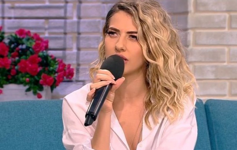 Momente de coșmar pentru Lidia Buble la un concert. Au început să arunce cu fructe în ea | VIDEO