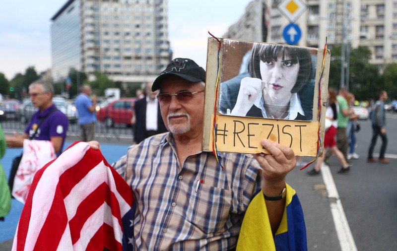 UPDATE / Peste 100 de persoane la protestul organizat duminică, 8 iulie, în Piața Victoriei (FOTO)