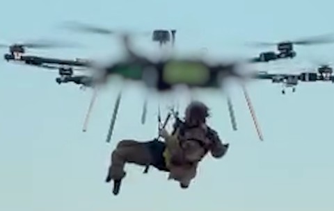 Ucraina a salvat un soldat rănit de pe linia frontului cu ajutorul unei drone, marcând o premieră mondială. Sursă foto: Captură video /Youtube.