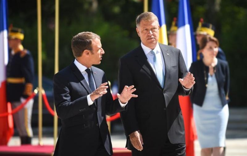 Klaus Iohannis a vorbit la telefon cu preşedintele Franţei, Emmanuel Macron, despre implicarea comunităţii româneşti şi a medicilor, în lupta cu COVID-19