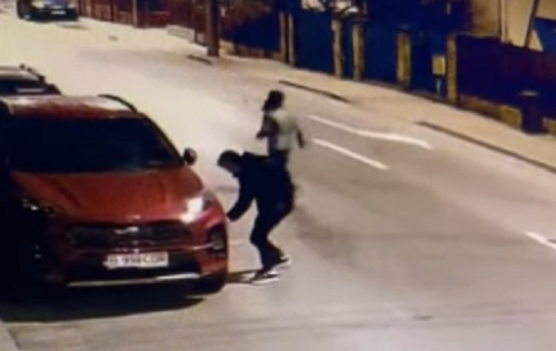 Tineri surprinși când taie cauciucurile mai multor mașini, în Ploiești. Ce spune poliția