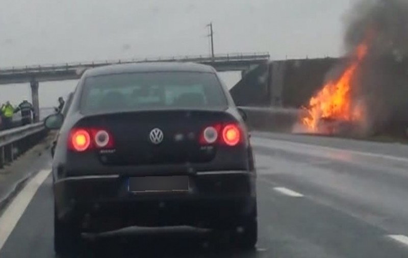 O mașină A LUAT FOC, pe autostrada București - Pitești