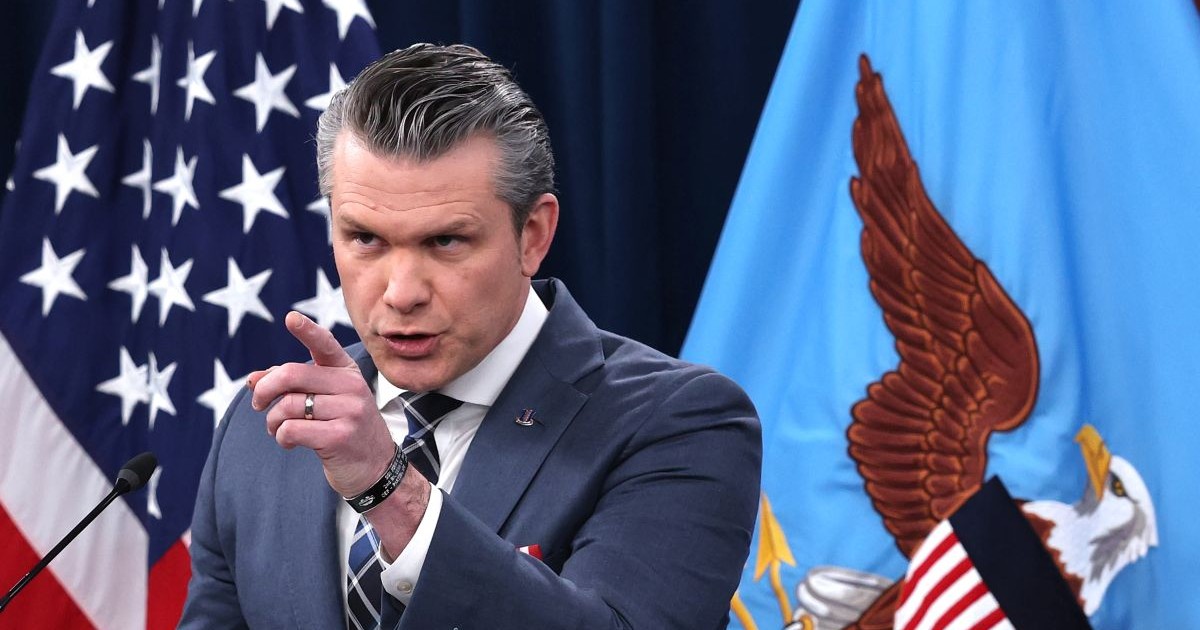 Pete Hegseth vorbește arătând cu degetul, în timpul unei conferințe de presă despre războiul din Iran la Pentagon, pe 19 martie 2026