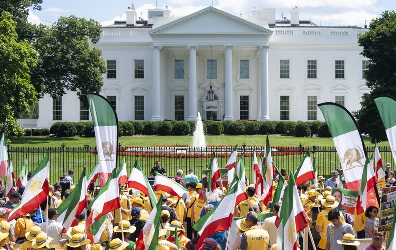 Donald Trump protejează Europa de un Iran șiit radicalizat, fără ca Europa să i-o ceară