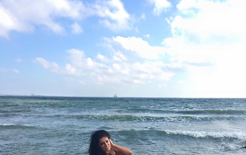 A făcut spectacol la malul mării. Cum arată Elena ex-Mandinga în costum de baie, după ce a slăbit câteva kilograme