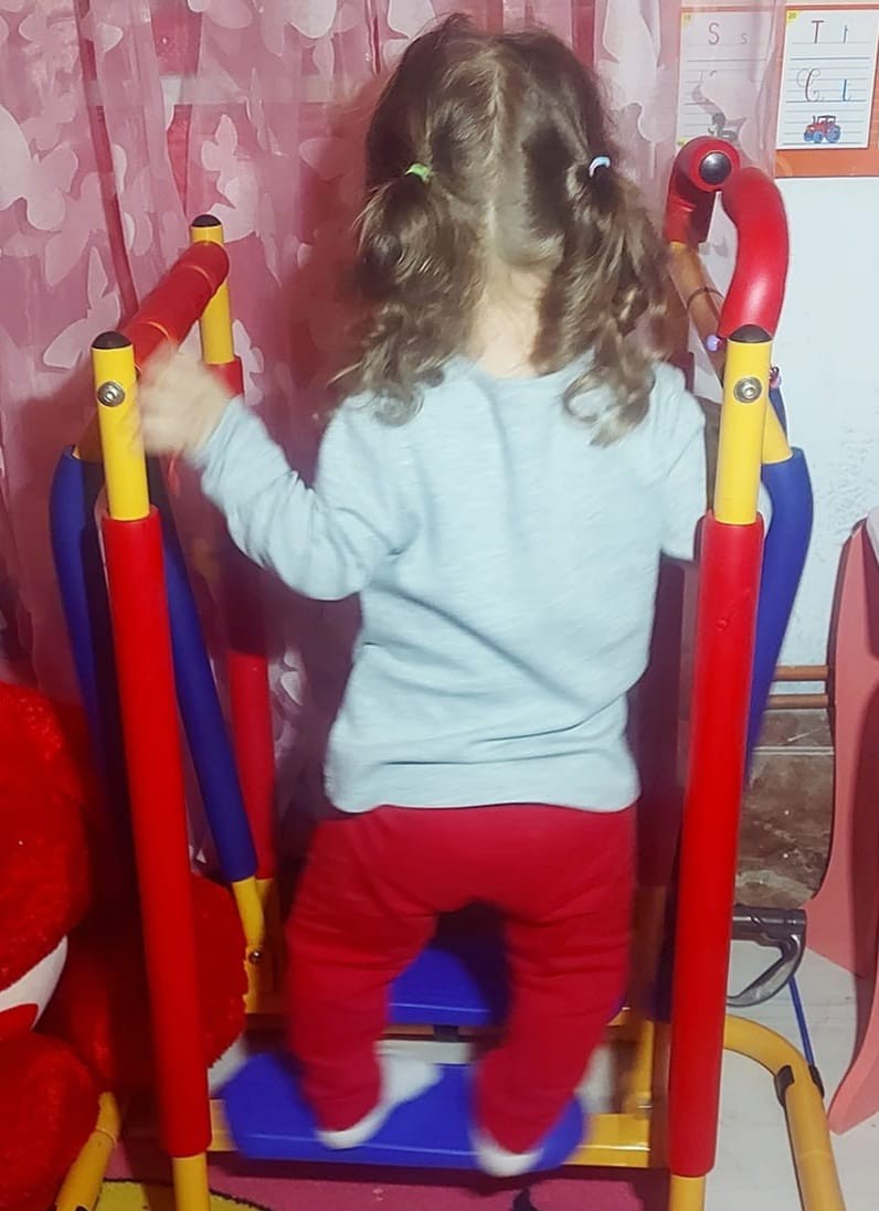 Amina împlinește 3 ani în aprilie. Fără operație, nu va mai putea merge