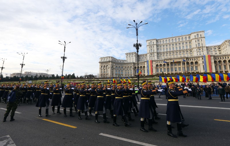 Armata română dă onorul! Forțele militare ale țării noastre au ieșit în stradă de Ziua Națională | FOTO