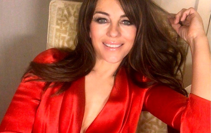 Cum arată fiul de 17 ani al actriței Elizabeth Hurley. Asemănarea e izbitoare!