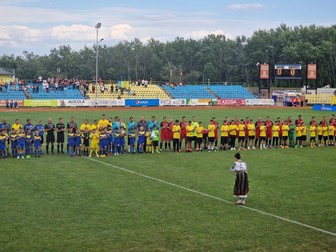 Pe teren s-au aflat fotbalişti, vedete şi voluntari
