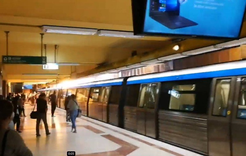 Explozie la o garnitură de metrou, în stația Tineretului. Fum în vagoane, peronul a fost evacuat. Nu există victime. Prima reacție a Metrorex
