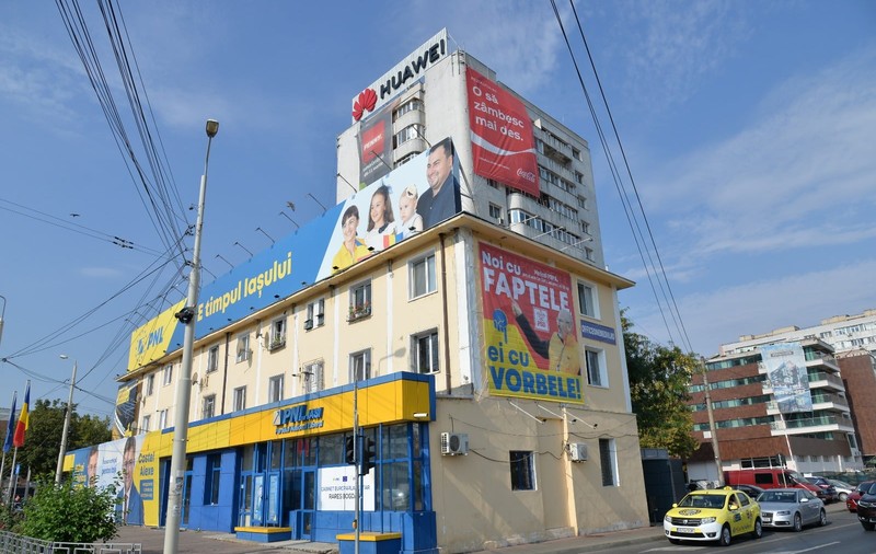 Bătălia electorală. PSD Iași a postat un banner chiar pe clădirea sediului PNL