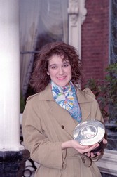 Celine Dion își arată trofeul Eurovision, Dublin, Irlanda, 1988. Foto: Profimedia Images