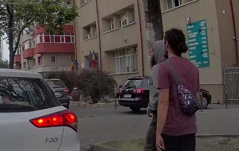 Imagini șocante surprinse în traficul din Bucureşti | Doi tineri au lovit pasagerul unei mașini aflate la semafor