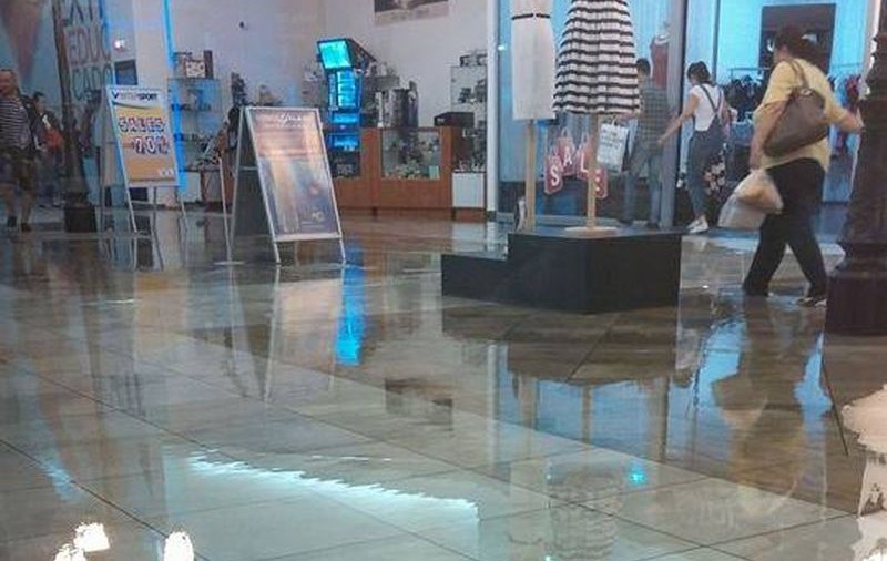Mall din Piteşti, inundat după o ploaie de câteva minute | FOTO