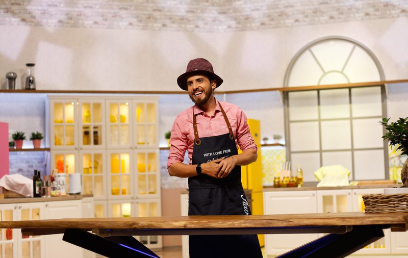 VIDEO/ Chef FOA împarte bucătăria cu frații lui. Toți trei sunt bucătari și au învățat să gătească de la mama lor